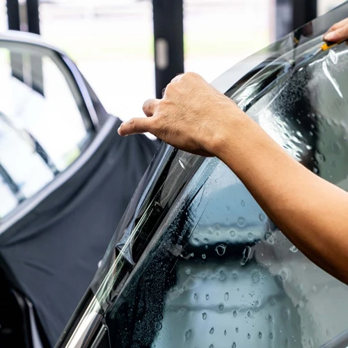 installs-tint-film-car-glass